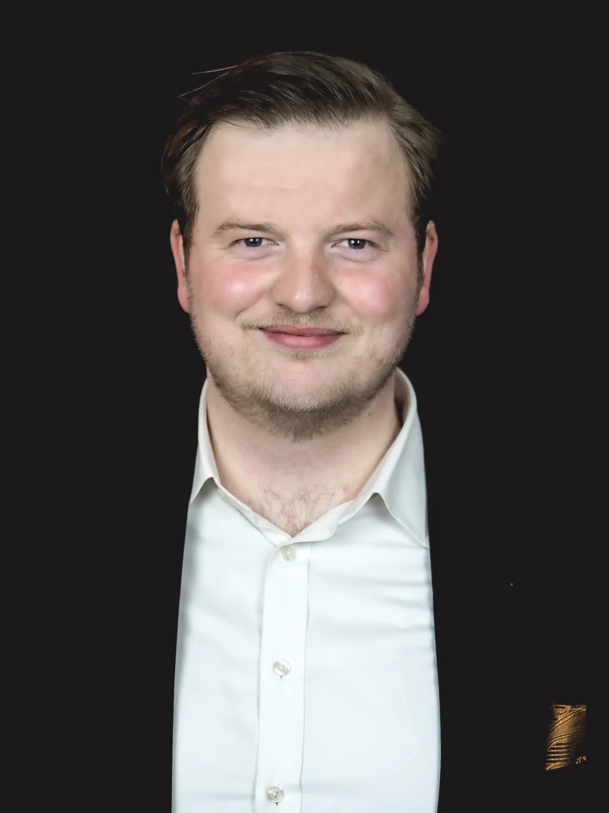 Porträt von Rechtsanwalt Maximilian Decker